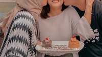 Foto ini diambil ketika Kesha mendapat kejutan ulang tahun. Posenya menggemaskan dengan dua kecupan mendarat di kedua pipinya. Foto: Instagram @kesharatuliu05