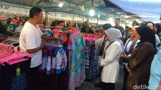 Momen Iriana dan Mufidah Kalla Blusukan Beli Kaus di PKL Malioboro