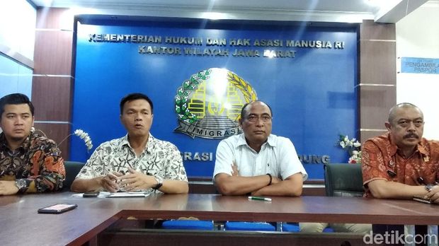 Saber Pungli Jabar Bongkar Jual-Beli Nomor Antrean Paspor