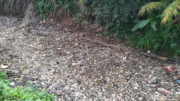 Pagi Ini Tumpukan Sampah Masih Terlihat di Kalibaru Bogor
