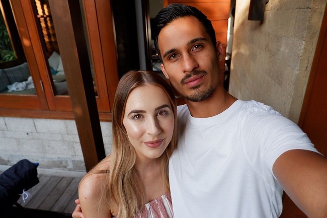 Matthew Davies bukan hanya populer karena sosoknya yang tampan. Dia juga terkenal karena memiliki istri cantik, Jenna Vivian. Matthew kerap berbagi foto yang memperlihatkan kemesraannya dengan Jenna. Foto: Instagram @matttdavies