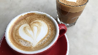 Meski hadir dengan desain kasual cozy, kafe yang satu ini memiliki banyak sudut instagramable. Bergaya sambil menyesap kopi adalah pose andalan para pengunjung. Foto: istimewa