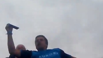 Detik-detik aksinya menangkap iPhone terbang ini dibagikannya di YouTube. (Foto: sirsammy 15 via Boredpanda.com)