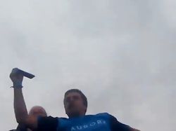 Detik-detik Pria Tangkap iPhone Terbang di Roller Coaster