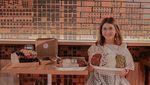 Sering Hangout, Begini Pose Kesha Ratuliu Kala Nongkrong di Kafe