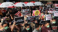 Pantauan detikcom di gedung KPK, Jalan Kuningan Persada, Jakarta, Jumat (6/9/2019), pegawai KPK yang mengenakan serba hitam berbaris membawa payung bertulisan  Tolak RUU KPK dan Pelanggar Etik Dilarang Masuk KPK. 