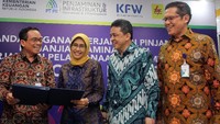Kementerian Keuangan menugasi PT Penjaminan Infrastruktur Indonesia untuk memberi penjaminan atas pinjaman yang diterima oleh PT Perusahaan Listrik Negara. Direktur Jenderal Pengelolaan Pembiayaan dan Risiko Kementerian Keuangan Luky Alfirman mengatakan bahwa pinjaman untuk PLN dikucurkan oleh KfW Bank senilai 294,70 juta euro. Pinjaman akan digunakan untuk pembangunan pembangkit listrik tenaga air (PLTA). Foto: dok. PLN