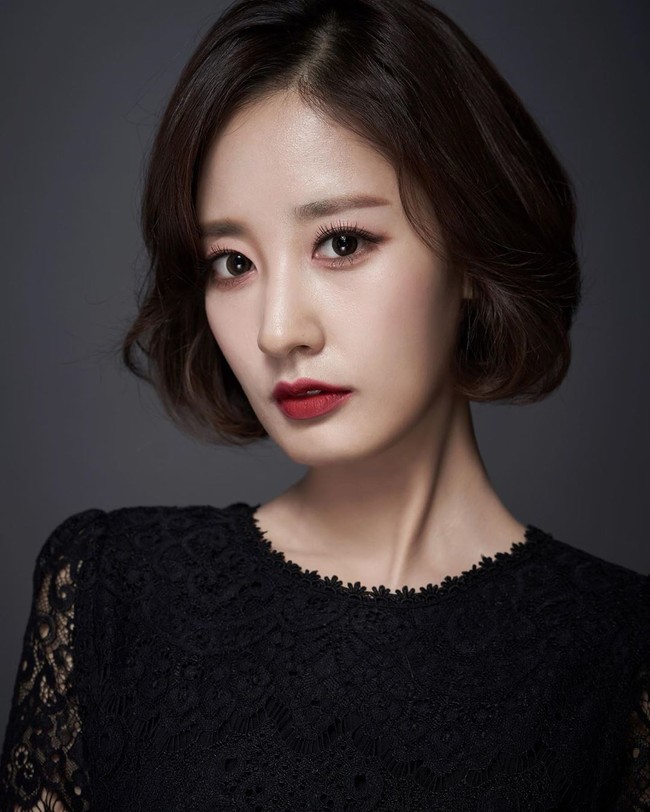 Karier sebagai penyiar dan pembawa berita memang telah berakhir. Tapi Park Yoo Ra akan segera melanjutkan karier di bidang lain. Foto: Instagram/@yooranna