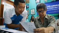 Warga juga mendapatkan kacamata gratis.