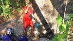 Alami Kekeringan, Warga Grobogan Mencari Air Hingga ke Hutan
