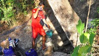 detikcom mendatangi di dalam hutan Alas Kepoh, Jumat (6/9/2019). Lokasinya tak jauh dari Dusun Genengsari, Desa Monggot, Geyer, Grobogan. Akses menuju lokasi berupa jalan setapak yang hanya bisa dilalui motor, sepeda dan pejalan kaki. Berliku dan naik turun. Lokasinya sekitar 500 meter dari jalan raya Solo-Purwodadi. Sumur itu di kaki sebuah bukit.