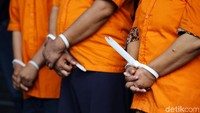 Rodi, Karsini alias Tini, dan Supriyanto alias Alpat dihadirkan dalam rilis dengan tangan diikat.