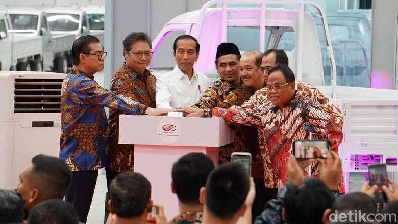 Peluncuran Esemka dihadiri penggagas Esemka Sukiat (paling kanan) Foto: Istimewa Peluncuran Esemka dihadiri penggagas Esemka Sukiat (paling kanan) Foto: Istimewa