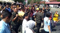 Puas berbelanja, Iriana dan Mufidah menuju bus untuk melanjutkan kegiatannya. Setelah ini keduanya dijadwalkan menghadiri sosialisasi bahaya narkoba di Akademi Angkatan Udara (AAU) Yogyakarta.
