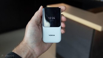 Layarnya ada dua, yaitu 1,3 inch di depan dan 2,8 inch di dalam. Seperti zaman dulu, user bisa menerima telepon dengan membukanya. Foto: Pocket Lint