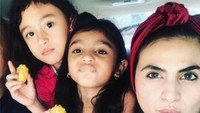 Meski sudah memiliki dua anak, Asha masih tampil dengan tubuh langsing. Lihat saja gayanya ketika menemani dua gadis kecilnya makan jagung. Foto: instagram asha shara