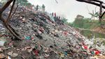 Alat Berat Dikerahkan Bersihkan Sampah di Kali Jambe Bekasi