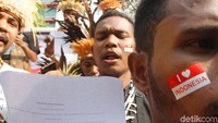Dalam aksi damai ini seluruh mahasiswa yang tergabung dalam aliansi Mahasiswa Papua berikrar, akan setia kepada keutuhan dan kedaulatan NKRi, kedua mempertahankan idiologi bangsa pancasila dan UUD 1945. Ketiga akan mempertahankan kedaulatan ekonomi, politik, budaya, dan wilayah bangsa Indonesia, keempat aliansi Mahasiswa Papua menolak segala tindakan seperatis dan referendum serta perbuatan makar yang ingin memisahkan dari kedaulatan NKRI, dan yang terakhir berjanji akan terus mendorong kebijakan pemerintah yang sah untuk berpihak kepada kepentingan bangsa dan negara.