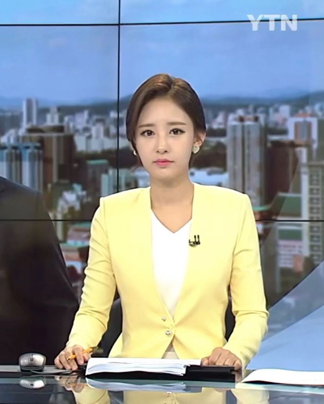 Park Yoo Ra dikenal sebagai pembaca berita dan penyiar di YTN TV. Belum lama ini ia resmi pensiun dari dunia penyiaran yang telah membesarkan namanya. Foto: Instagram/@yooranna