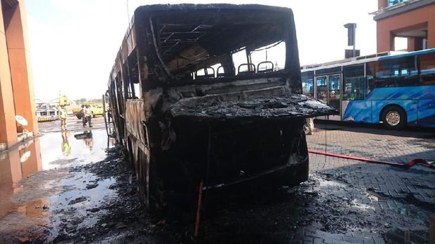 Bus terbakar di area Bandara I Gusti Ngurah Rai, Bali, Jumat (6/9/2019)