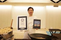Chef Jepang Ini Buat Mie Telur Terpanjang di Dunia  183 Meter