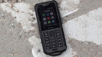 Nokia 800 dari bentuknya sudah memancarkan ketangguhannya. Ia dibekali sertifikasi IP68 yang berarti tahan air dan tahan debu. Foto: SlashGear