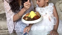 Tampaknya Asha suka dengan nasi kuning ya. Hampir setiap momen ulang tahun anaknya selalu menghadirkan nasi tumpeng mini. Foto: instagram asha shara