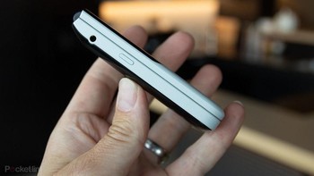 Handset ini sudah mendukung 4G. Ia menjalankan sistem operasi KaiOS yang membuat feature phone punya fitur layaknya smartphone. Foto: Pocket Lint