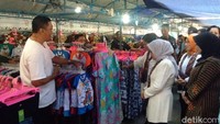 Keduanya nampak melihat beragam baju yang dijajakan oleh para pedagang di kawasan Malioboro, Yogyakarta, tersebut.