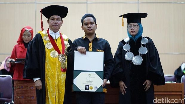 Kakak kandung mendiang Bonano Yogi Napitupulu, Ghintar Napitupulu.