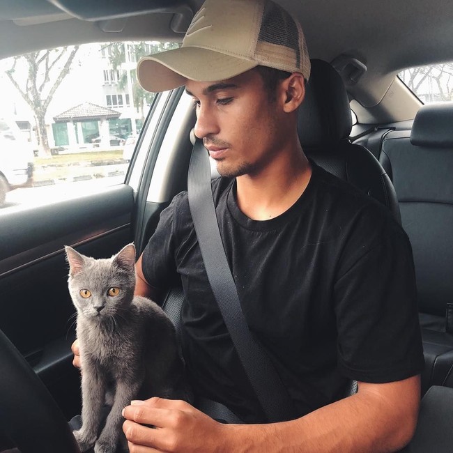 Saat libur dari latihan atau pertandingan sepakbola, Matthew Davies menghabiskan waktunya bersama istri dan hewan peliharaan mereka yaitu seekor kucing yang dinamai  Winston Davies. Kucingnya ini pun punya akun Instagram sendiri di mana Matthew kerap berbagi foto lucu Winston. Foto: Instagram @matttdavies