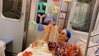 Rayakan ulang tahun di dalam kereta, wanita ini siapkan meja makan sambil menyantap pasta hingga lobster yang mewah. Foto: Istimewa