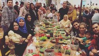 Bersama keluarga besar, Asha juga menikmati momen makan bersama. Wah tampak semua anggota keluarga hadir sambil makan-makan. Foto: instagram asha shara