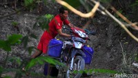 Sudarto, warga yang lain, juga mengaku biasa ambil air di sumur tengah hutan tersebut. Setiap mengambil air, dia akan bolak-balik sebanyak 4 kali untuk memenuhi tadon air di rumah.