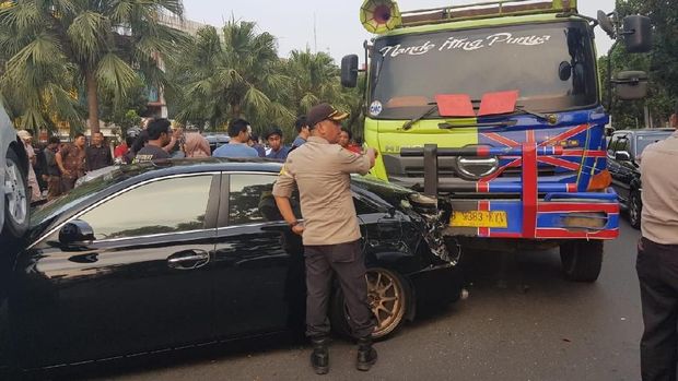Brakk! Tabrakan Karambol Terjadi di Bintaro