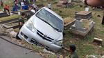 Penampakan Mobil Timpa Kuburan di TPU Tanah Kusir