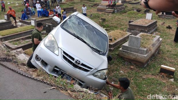 Kaca depan mobil pecah dan sejumlah bodinya mengalami penyok