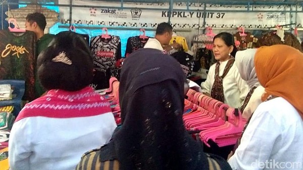 Serunya Iriana dan Mufidah Kalla Belanja di Malioboro