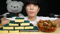 Gokil! Pria Korea Ini Rekam Aksinya Makan Sisir dan Spons Cuci Piring