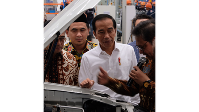 Momen Jokowi Ikut Luncurkan Mobil Perdana Esemka