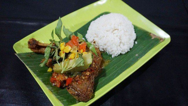 Tak Hanya Punya Racikan Sambal Pedas, Warung Tenda Ini Punya Nama Lucu