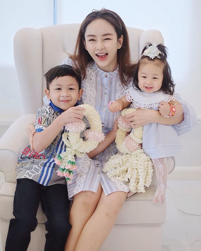 Saya salah paham bahwa memompa dengan tekanan terkuat akan membersihkan ASI saya lebih baik dan lebih cepat untuk mencegah penyumbatan. Saya berusaha menahan rasa sakit, berpikir itu normal. Saya harus mengakui bahwa walaupun saya adalah ibu dari dua anak, masih ada banyak hal yang belum kuketahuim, kata Panward. Foto: Instagram