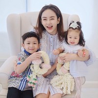 Saya salah paham bahwa memompa dengan tekanan terkuat akan membersihkan ASI saya lebih baik dan lebih cepat untuk mencegah penyumbatan. Saya berusaha menahan rasa sakit, berpikir itu normal. Saya harus mengakui bahwa walaupun saya adalah ibu dari dua anak, masih ada banyak hal yang belum kuketahuim, kata Panward. Foto: Instagram