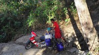 Musim kemarau selalu menjadi persoalan khusus bagi sebagian warga Kabupaten Grobogan, Jateng, yang tinggal di kawasan pegunungan kapur. Sumur-sumur di perkampungan bahkan sungai pun mengering. Akibatnya, mereka pun harus mencari sumber air hingga ke dalam hutan.