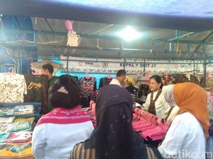 Iriana Beli Kaus Wayang di Malioboro untuk Jan Ethes: Bagus-bagus