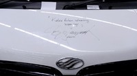 Dalam kunjungannya ke pabrik Esemka, Jokowi sempat membubuhkan tanda tangan di salah satu unit mobil. Jokowi juga meninggalkan testimoni di atas tanda tangannya. Istimewa/Setpres.