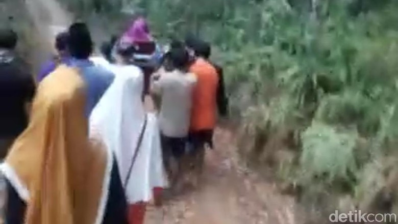 Ibu Hamil di Lebak Keguguran saat Ditandu 7 Km Akibat Jalan Rusak Ibu Hamil di Lebak Keguguran saat Ditandu 7 Km Akibat Jalan Rusak