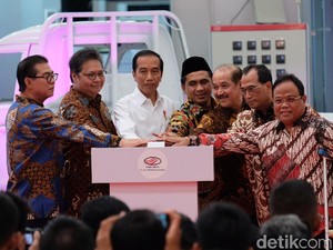 Jokowi Beri Jempol Esemka yang Berani Rilis Mobil