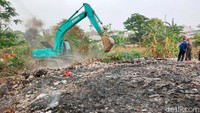 Pembersihan dimulai dari desa Mangun Jaya yang memungkinkan untuk dimasuki oleh Beko atau kendaraan alat berat pengeruk sampah.