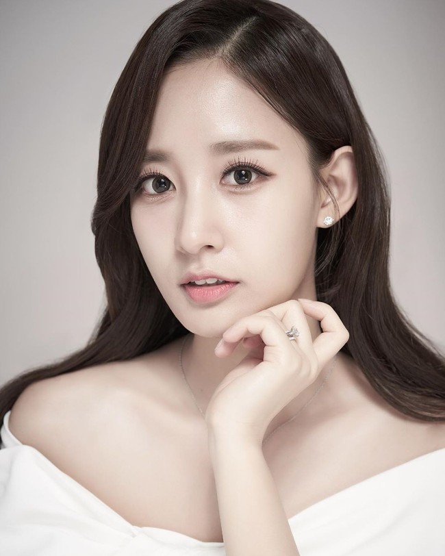 Wanita berusia 29 tahun ini telah menikah. Pernikahannya berlangung sakral dan mewah yang dilangsungkan di salah satu hotel Seoul, Korea Selatan, pada Oktober 2018. Foto: Instagram/@yooranna